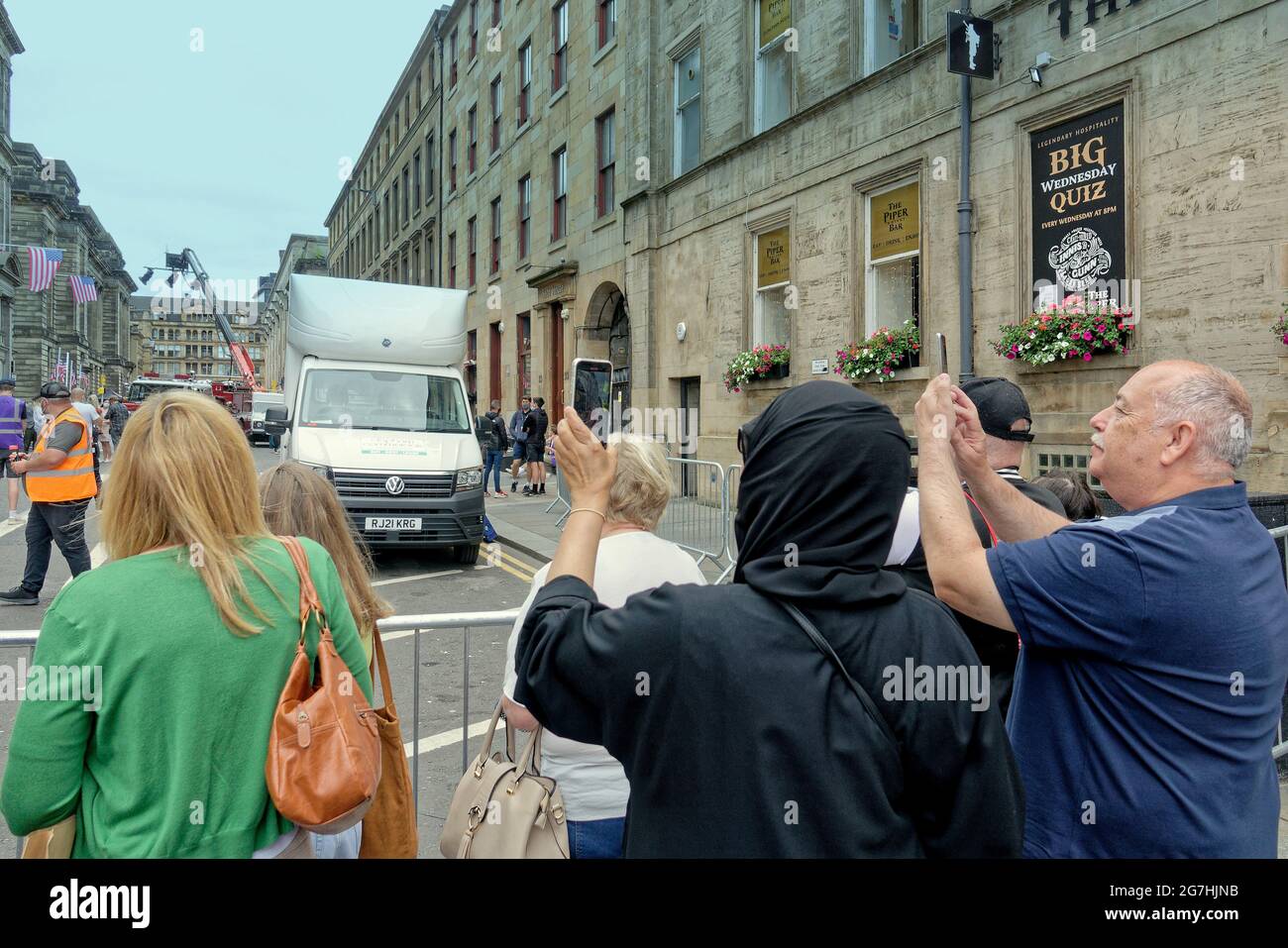 Glasgow, Écosse, Royaume-Uni, 14 juillet 2021. Le tournage de l'Indiana jones a commencé aujourd'hui, les restrictions de circulation commençant dans le centre-ville et les façades des magasins et les décorations sont finies alors que les locaux attendaient l'arrivée de harrisson ford laura de la télévision écossaise filmée sur le plateau de son no show. Une scène d'accident a été filmée sous l'arche de la rue john avec une bannière accueillant les astronautes à la maison tandis que les habitants peinaient à voir sous un set bien garé, une équipe d'ambulance a assisté à la scène avec un moteur d'incendie comme un journaliste a interviewé des témoins. Crédit Gerard Ferry/Alay Live News Banque D'Images