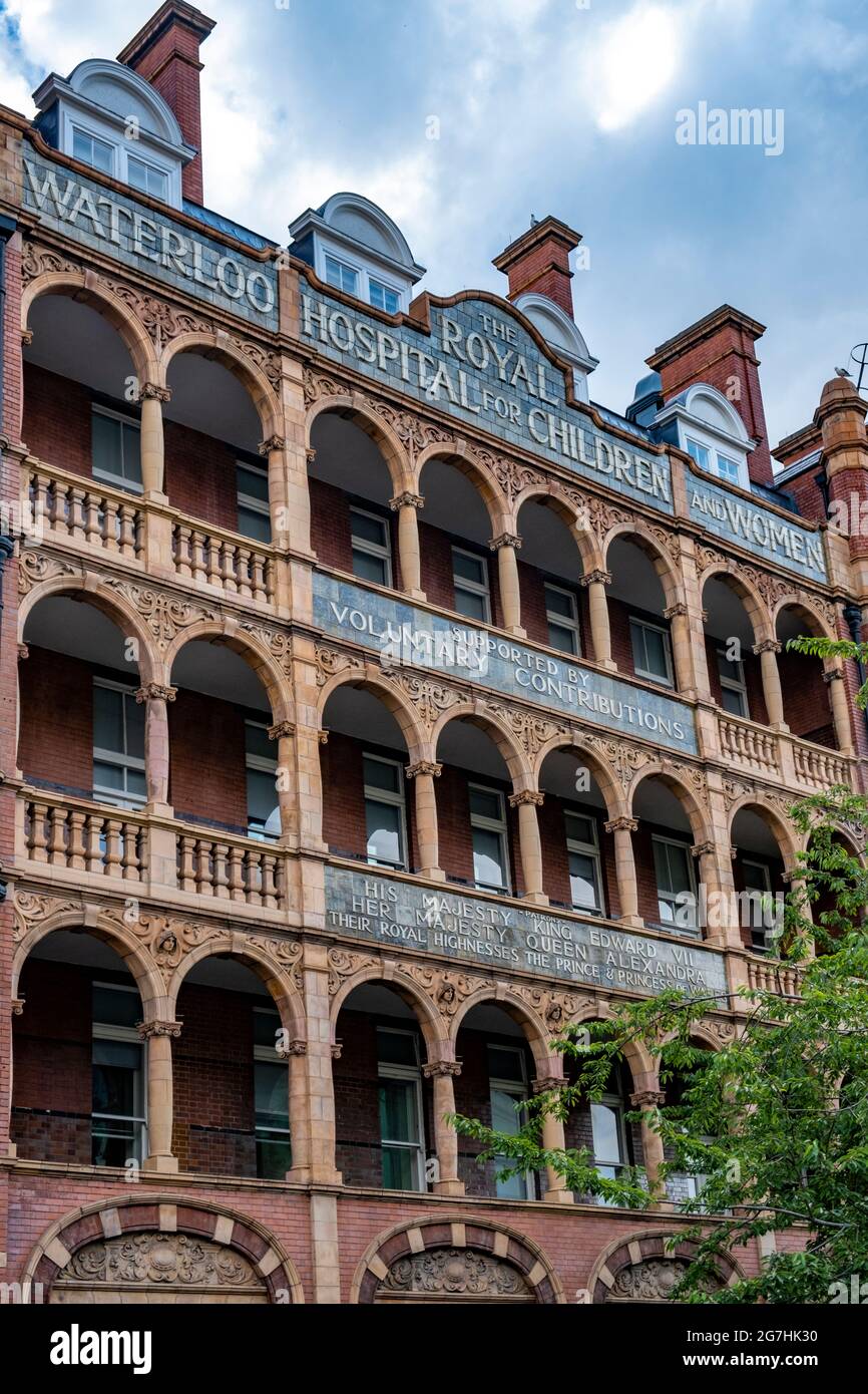 Royal Hospital for Children and Women, Waterloo Road, construit en 1905 style Renaissance Lombardic, avec le porche de la vaisselle de Doulton et la signalisation maintenant une auberge Banque D'Images