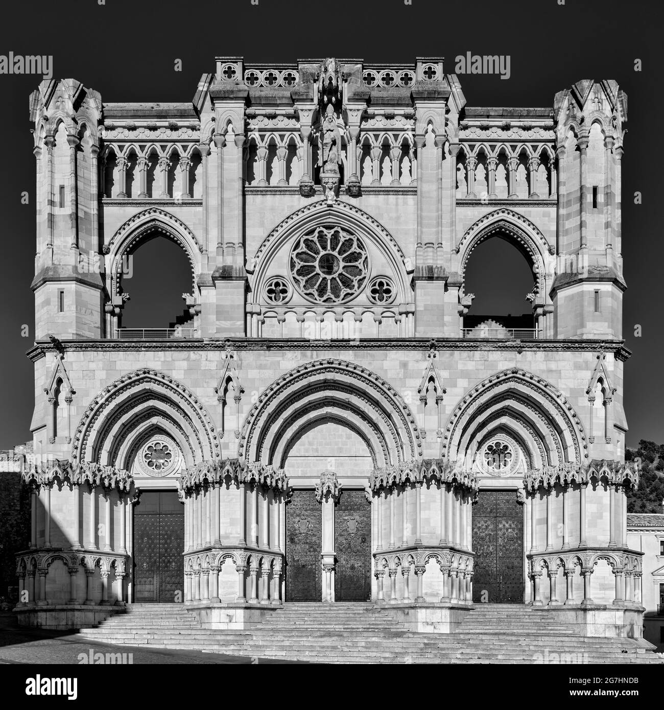 Façade de la cathédrale de Santa María de Gracia du XIIe siècle sur la Plaza Mayor de la ville de Cuenca, Castilla la Mancha, Espagne, Europe. Banque D'Images