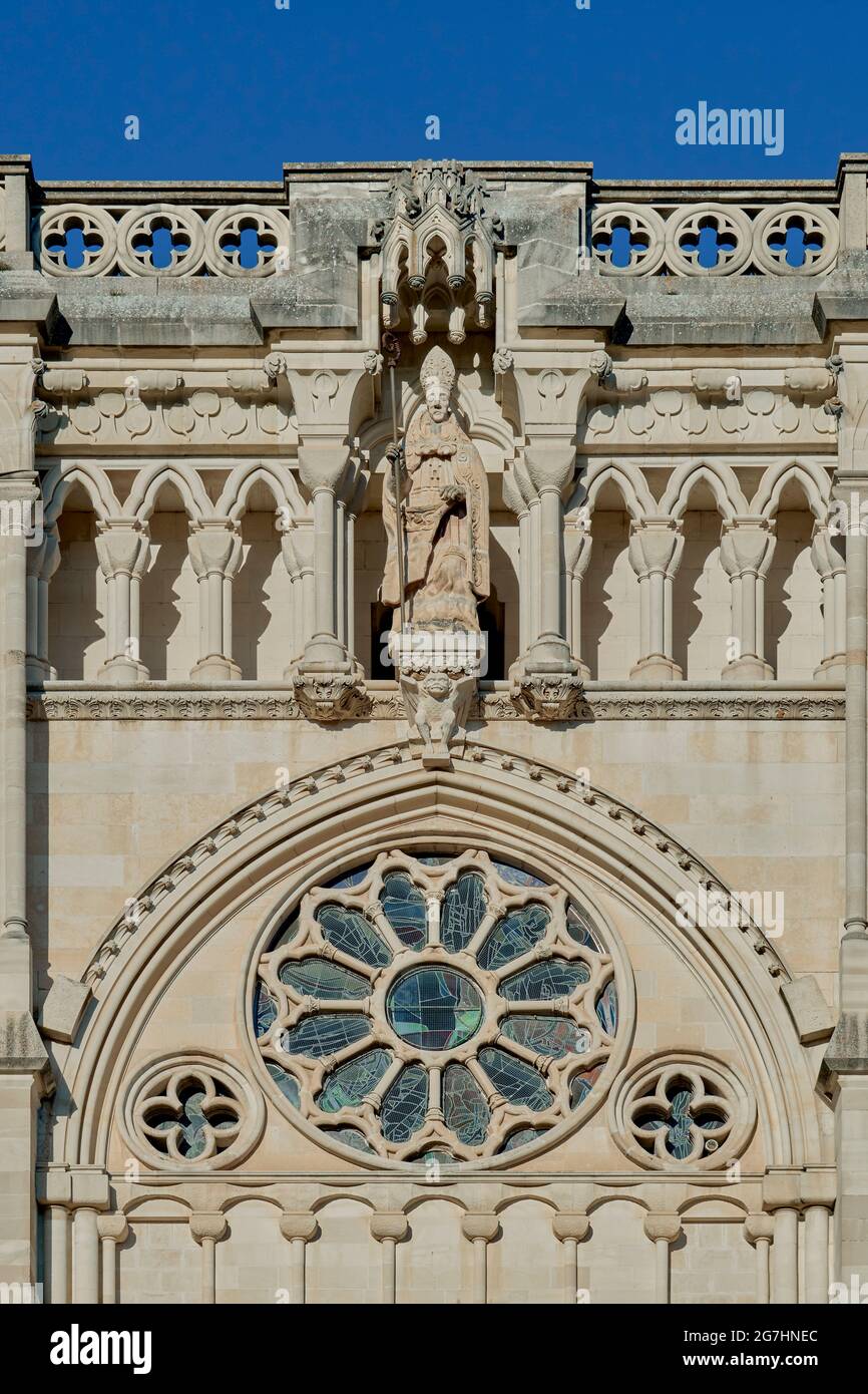 Gros plan de la sculpture de San Julián au-dessus de la roseraie dans une niche de la façade extérieure gothique de la cathédrale de Cuenca, Castilla la Mancha, Banque D'Images
