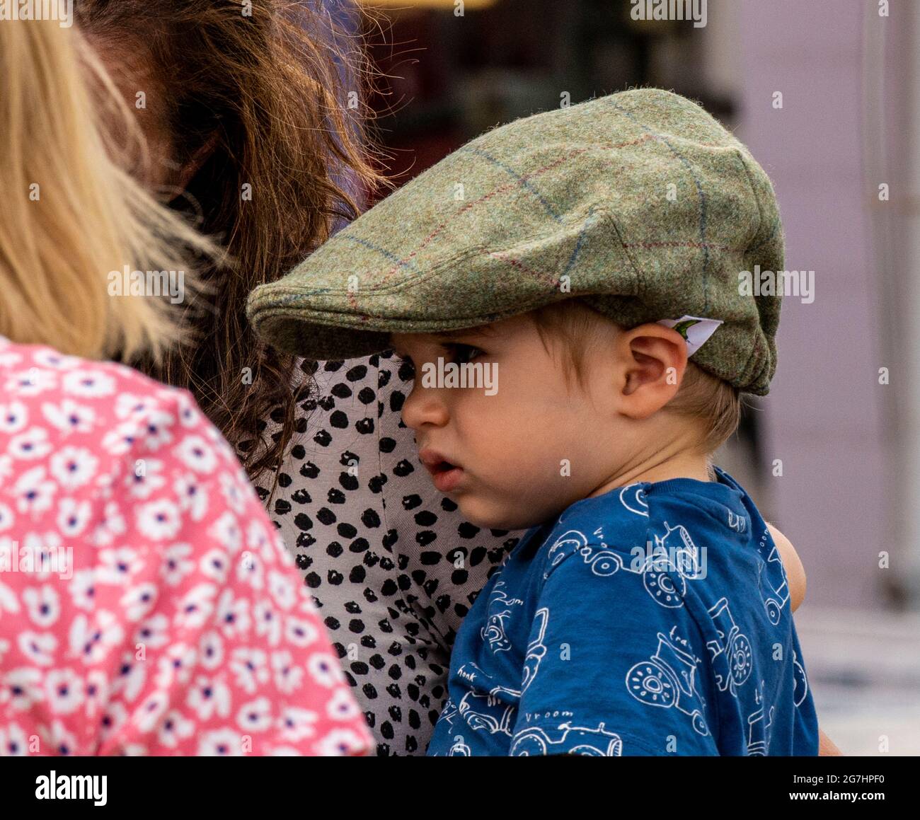 Harrogate, le 14 juillet 2021. Un petit garçon portant une casquette plate  bien trop grande du Yorkshire au Great Yorkshire Show. Credit: ernesto  rogata/Alay Live News Photo Stock - Alamy
