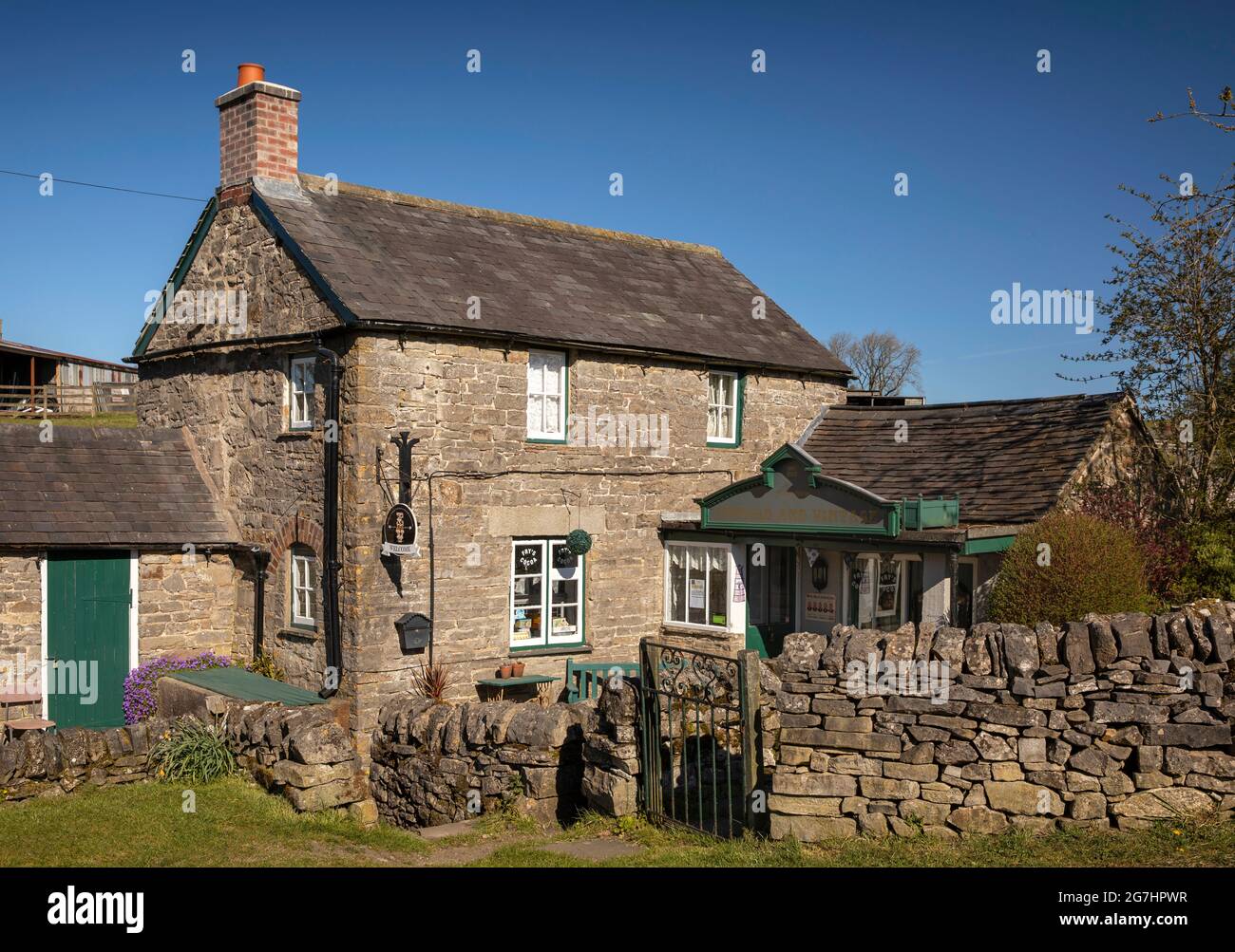 Royaume-Uni, Angleterre, Derbyshire, Tissington, Chapel Lane, Sweet shop Edward et Vintage Banque D'Images