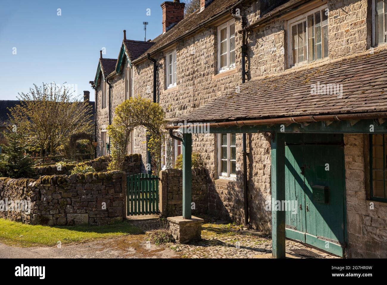 Royaume-Uni, Angleterre, Derbyshire, Tissington, Hall Cottages, boutique de cadeaux porche et chalets de ferme Banque D'Images