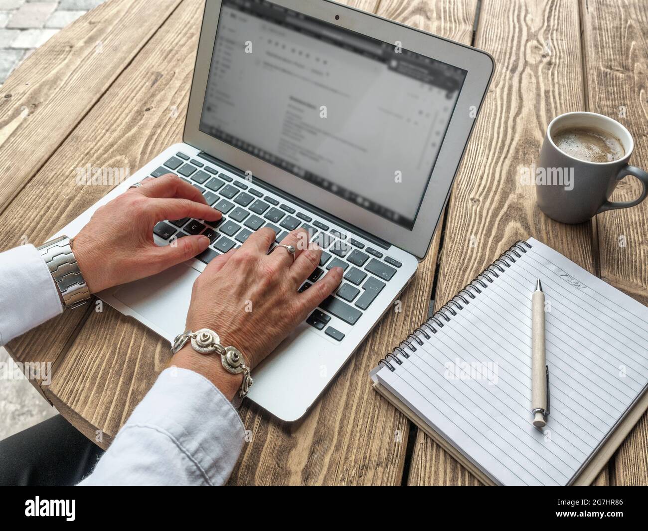 Les mains d'une femme d'affaires travaillent avec un ordinateur portable. Concept de bureau à domicile. Vue de dessus. Banque D'Images