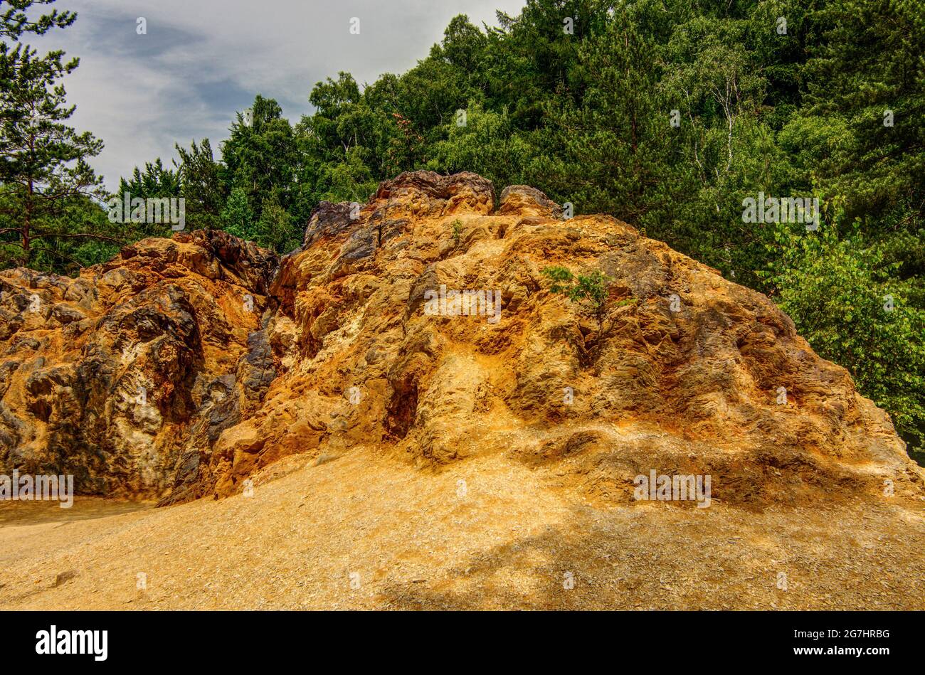 Rochers colorés dans le parc Rudawy Landscape Park près du lac jaune et violet dans les anciennes mines de pyrite Banque D'Images