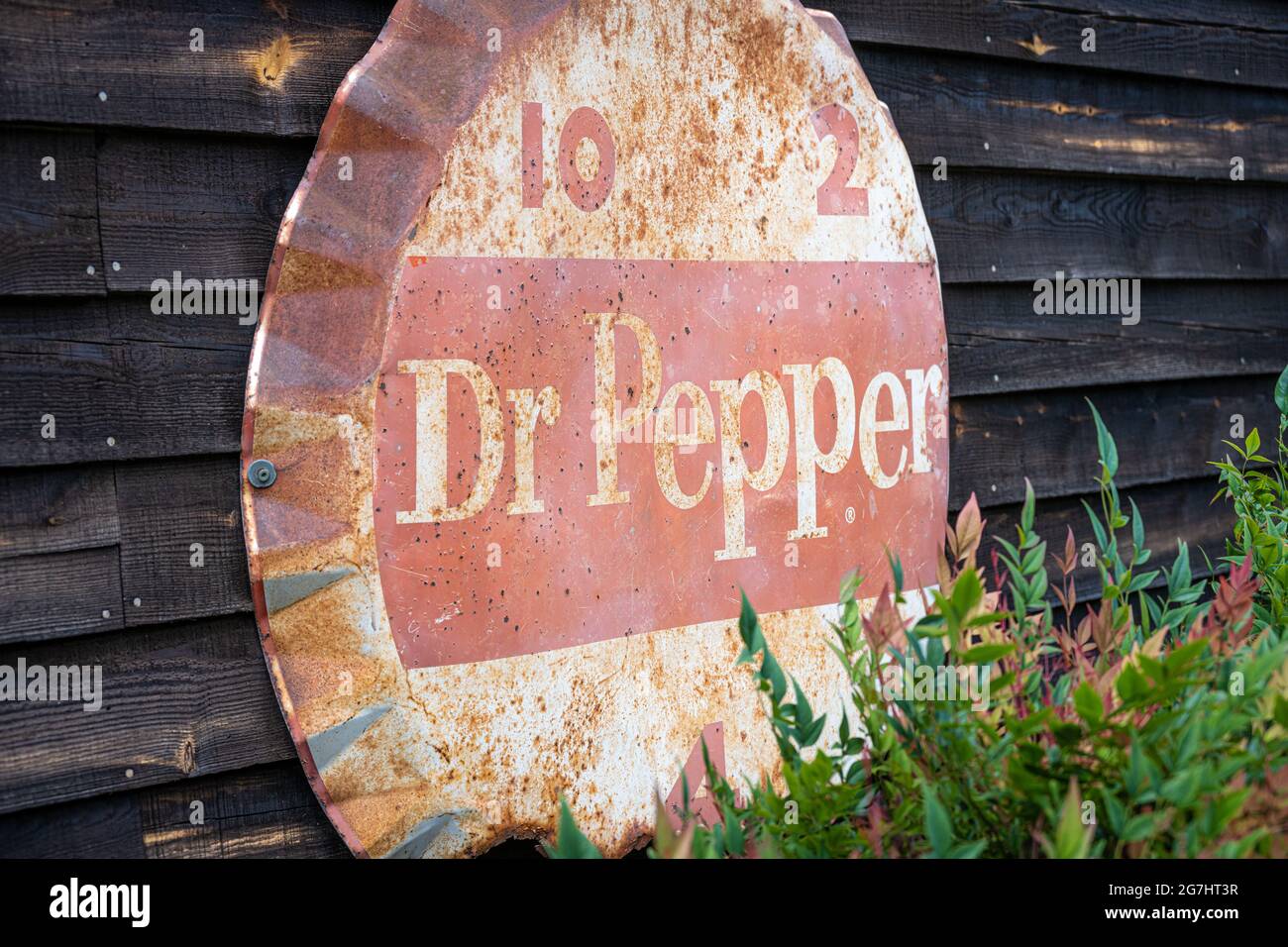 Affiche en boîte vintage Dr. Pepper Bottle Cap au Crazy Mule Arts & antiques de Lula, Géorgie. (ÉTATS-UNIS) Banque D'Images