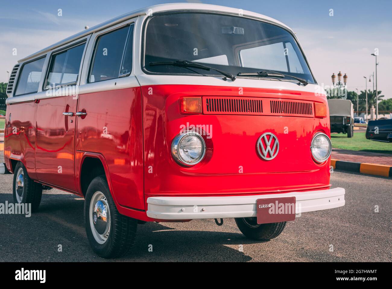 SHARJAH, EMIRATS ARABES UNIS - 10 mai 2021: 1970 Volkswagen bus mini van Banque D'Images