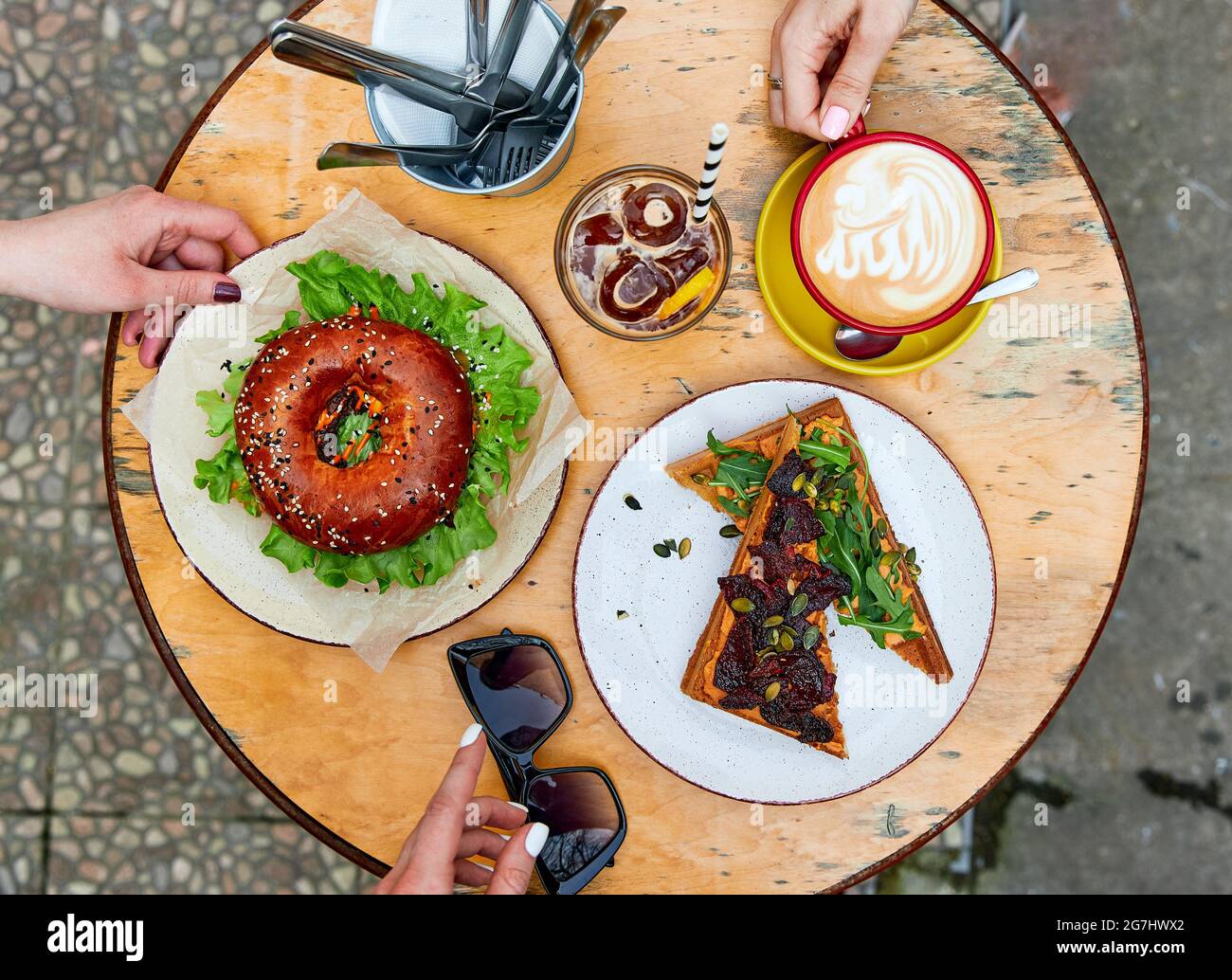 Hamburger Sous Forme De Dout Sandwichs Cafe Beaucoup De Nourriture Sur Une Table En Bois Photo Stock Alamy