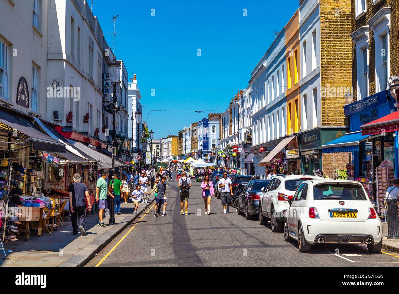 Maisons et boutiques colorées le long de Portobello Road à Notting Hill, Londres, Royaume-Uni Banque D'Images