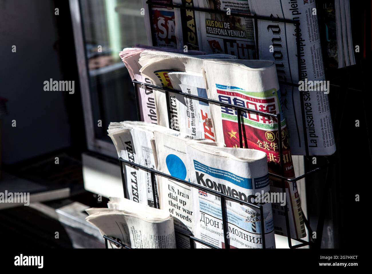 Journaux en langues étrangères dans un kiosque à Soho, Londres, Royaume-Uni Banque D'Images