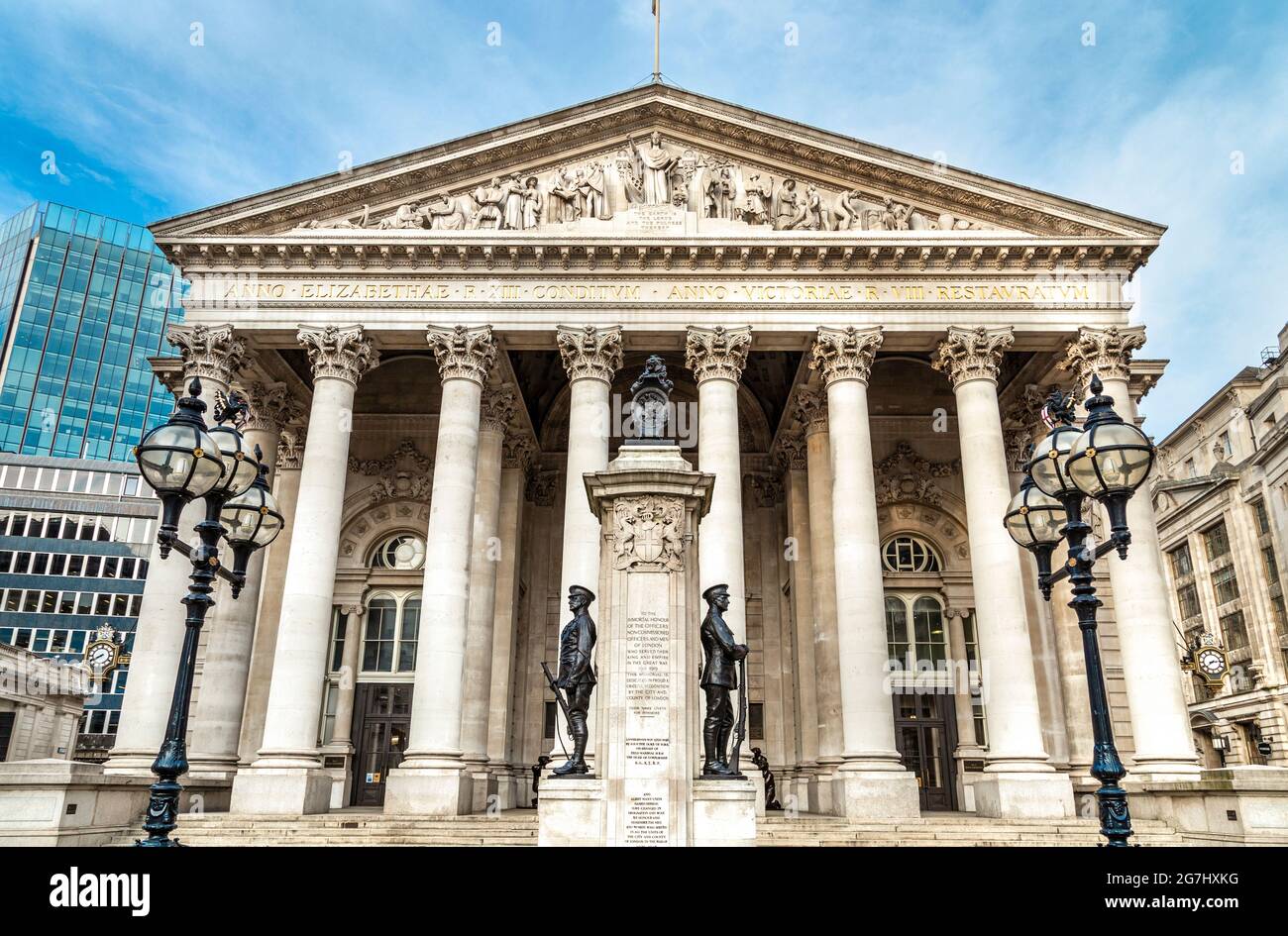 Extérieur du bâtiment de la Royal Exchange et du London Etroupes War Memorial, City of London, Royaume-Uni Banque D'Images