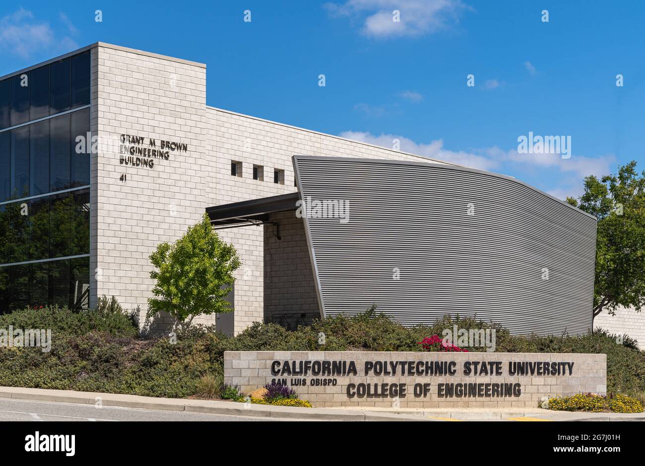 San Luis Obispo, CA, États-Unis - juin 7 2021 : Université polytechnique d'État de Californie. Grant M. Brown, bâtiment de génie, à l'intersection de la rue, à l'entrée Banque D'Images