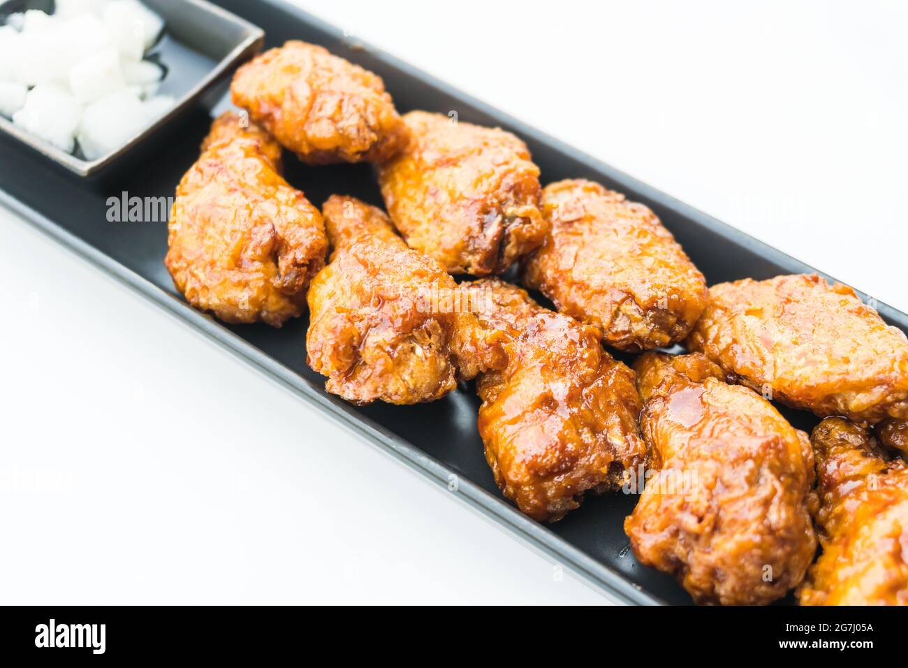 Poulet frit dans une assiette noire Banque D'Images