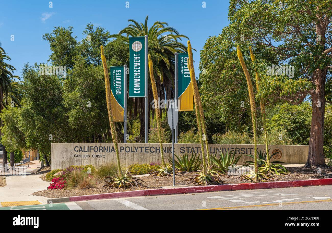 San Luis Obispo, CA, États-Unis - juin 7 2021 : Université polytechnique d'État de Californie. Nom et bannières sur la rue à l'entrée sud du campus sous ciel bleu Banque D'Images