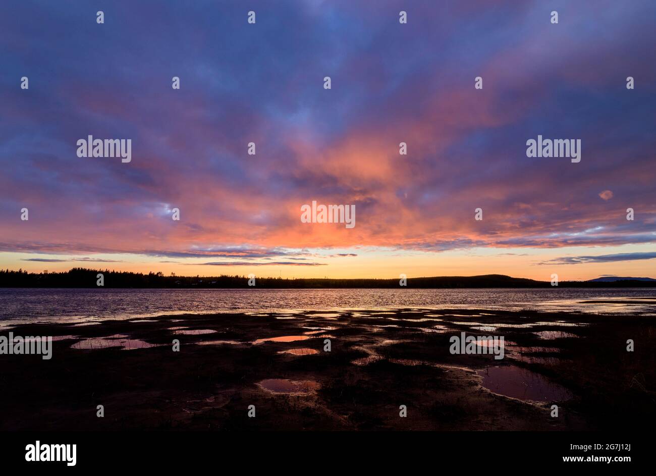 Coucher de soleil spectaculaire sur la rive de la rivière Vindelälven près de Blattnicksele à Västerbotten, en Suède Banque D'Images