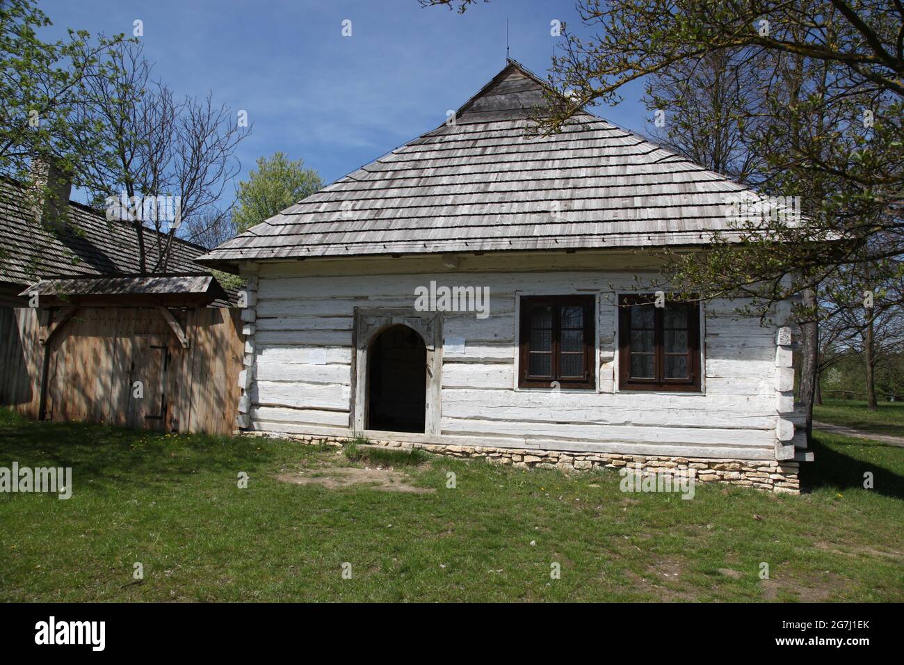 Ancienne maison de campagne, musée en plein air à Tokarnia, architecture rurale, architecture en bois, Tokarnia, Banque D'Images