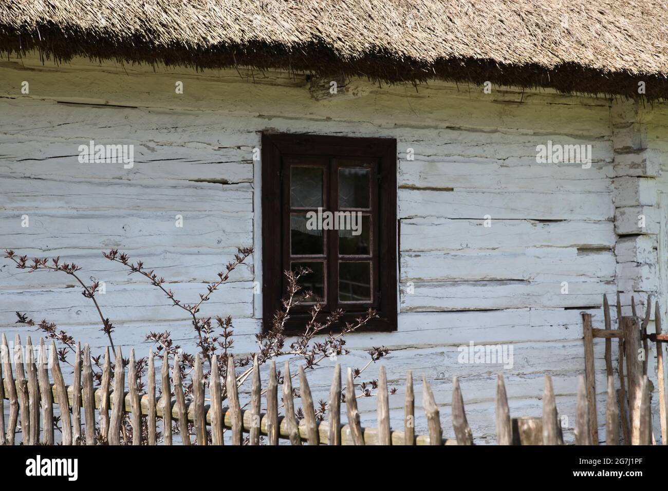 Fenêtres d'une maison de campagne, musée en plein air à Tokarnia, Tokarnia, maison de campagne, architecture en bois, Banque D'Images