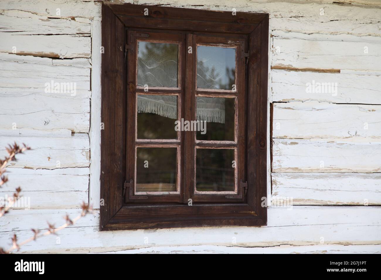 Fenêtres d'une maison de campagne, musée en plein air à Tokarnia, Tokarnia, maison de campagne, architecture en bois, Banque D'Images