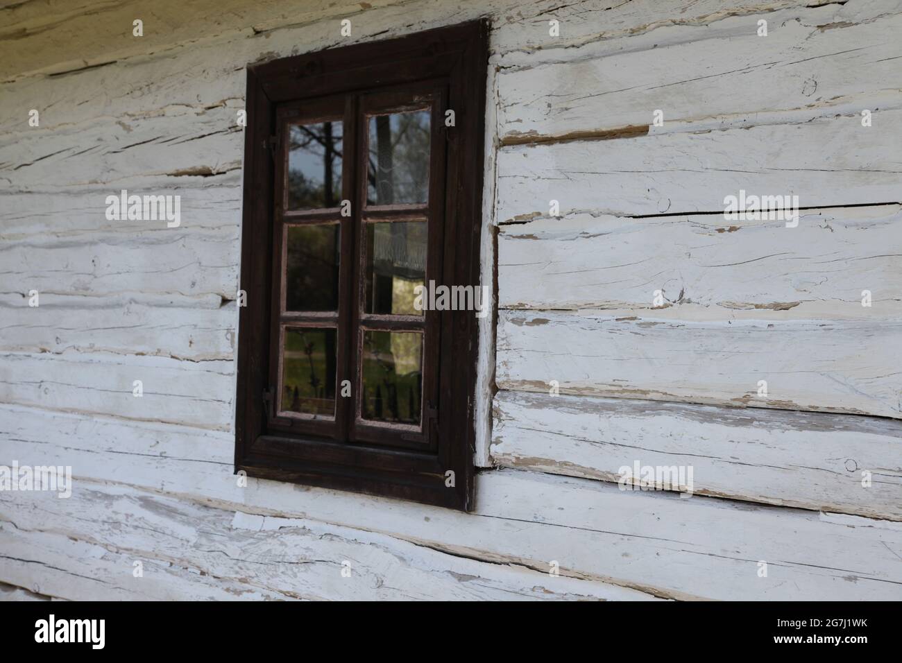 Fenêtres d'une maison de campagne, musée en plein air à Tokarnia, Tokarnia, maison de campagne, architecture en bois, Banque D'Images