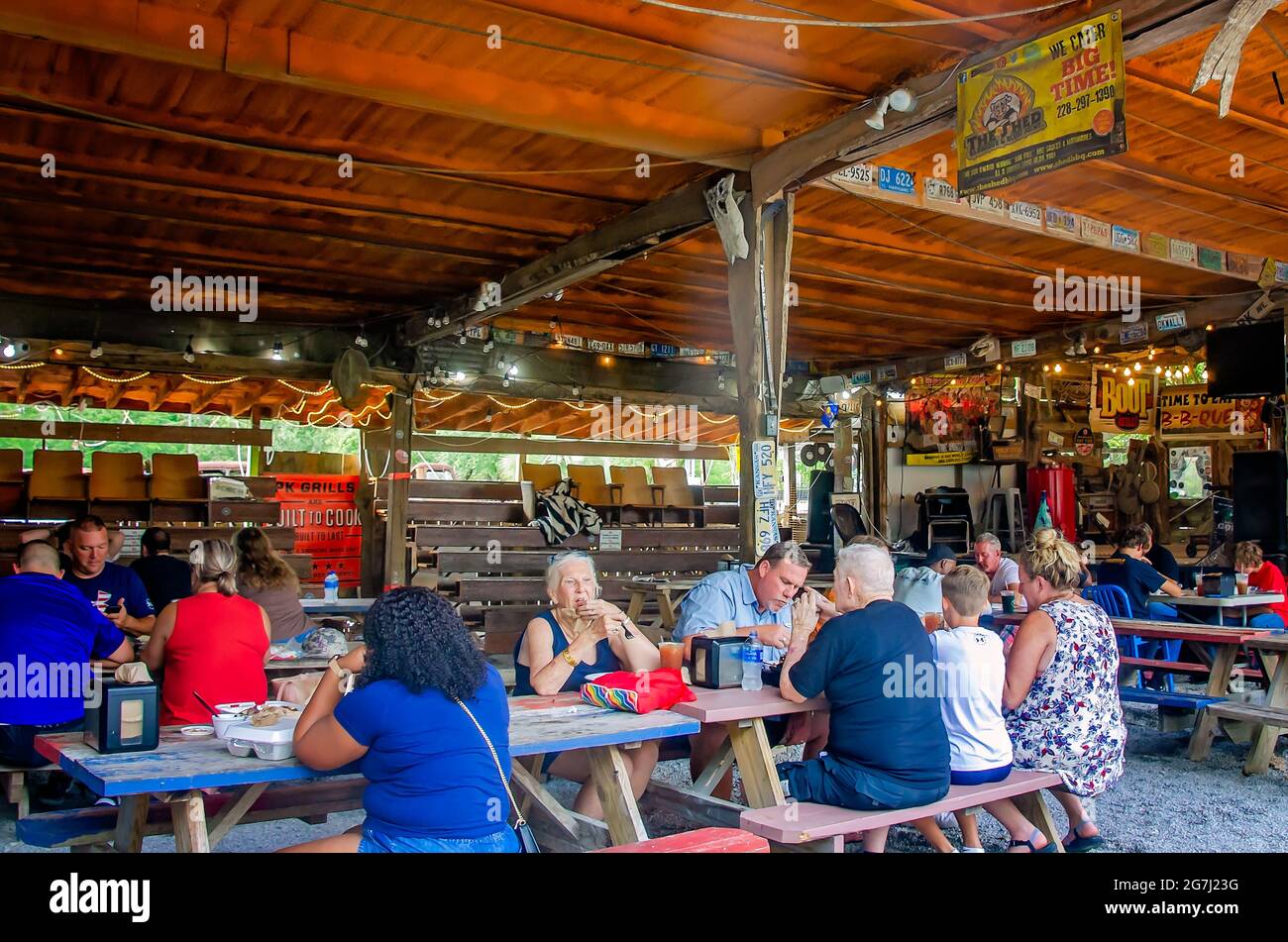 Les clients mangent un barbecue au Shed Barbeque and Blues joint, 4 juillet 2021, à Ocean Springs, Mississippi. Banque D'Images
