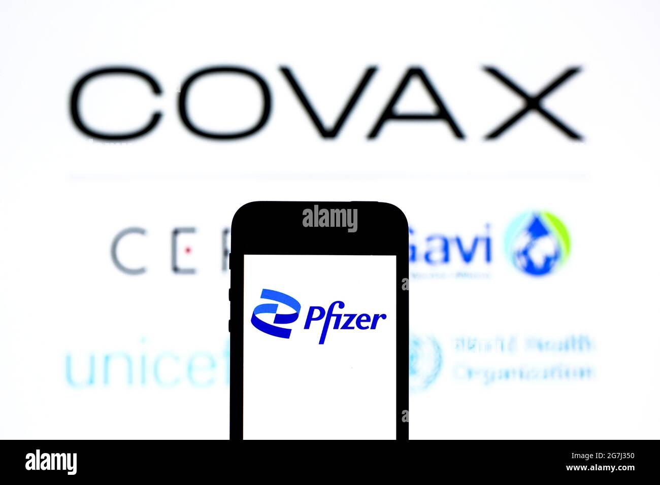 Espagne. 13 juillet 2021. Sur cette photo, le logo Pfizer apparaît sur l'écran d'un smartphone avec le logo de Covax Facility en arrière-plan. (Photo de Thiago Prudencio/SOPA Images/Sipa USA) crédit: SIPA USA/Alay Live News Banque D'Images