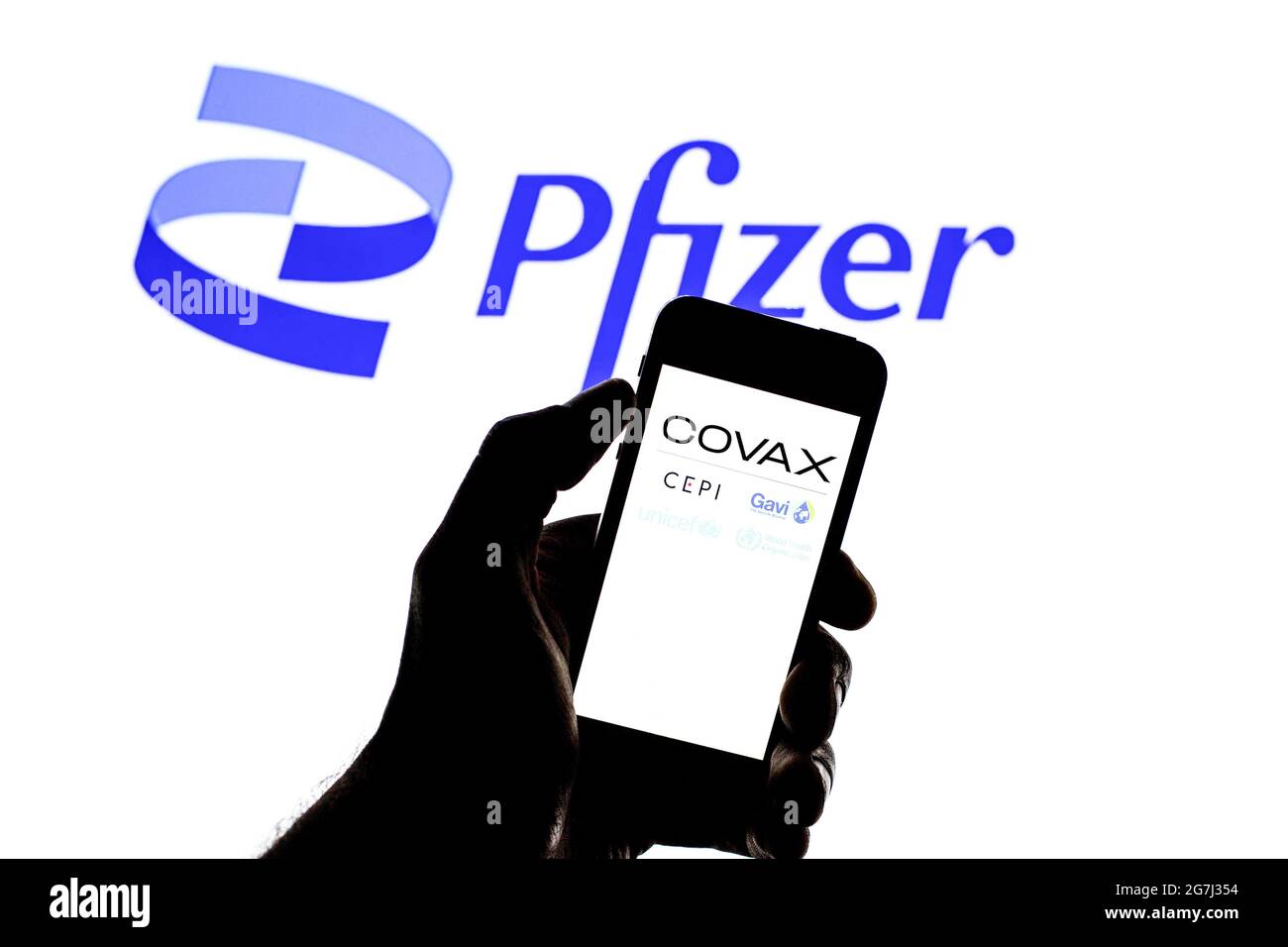 Espagne. 13 juillet 2021. Sur cette photo, le logo Covax Facility apparaît sur l'écran d'un smartphone avec le logo de Pfizer en arrière-plan. (Photo de Thiago Prudencio/SOPA Images/Sipa USA) crédit: SIPA USA/Alay Live News Banque D'Images