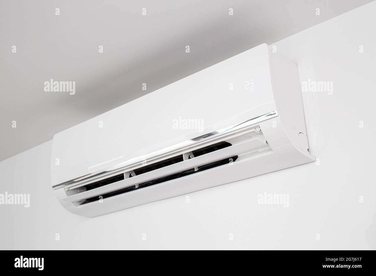 Climatiseur intérieur domestique monté sur un mur utilisé pour le chauffage ou le refroidissement d'un espace. Travailler à 23 degrés celsius Banque D'Images