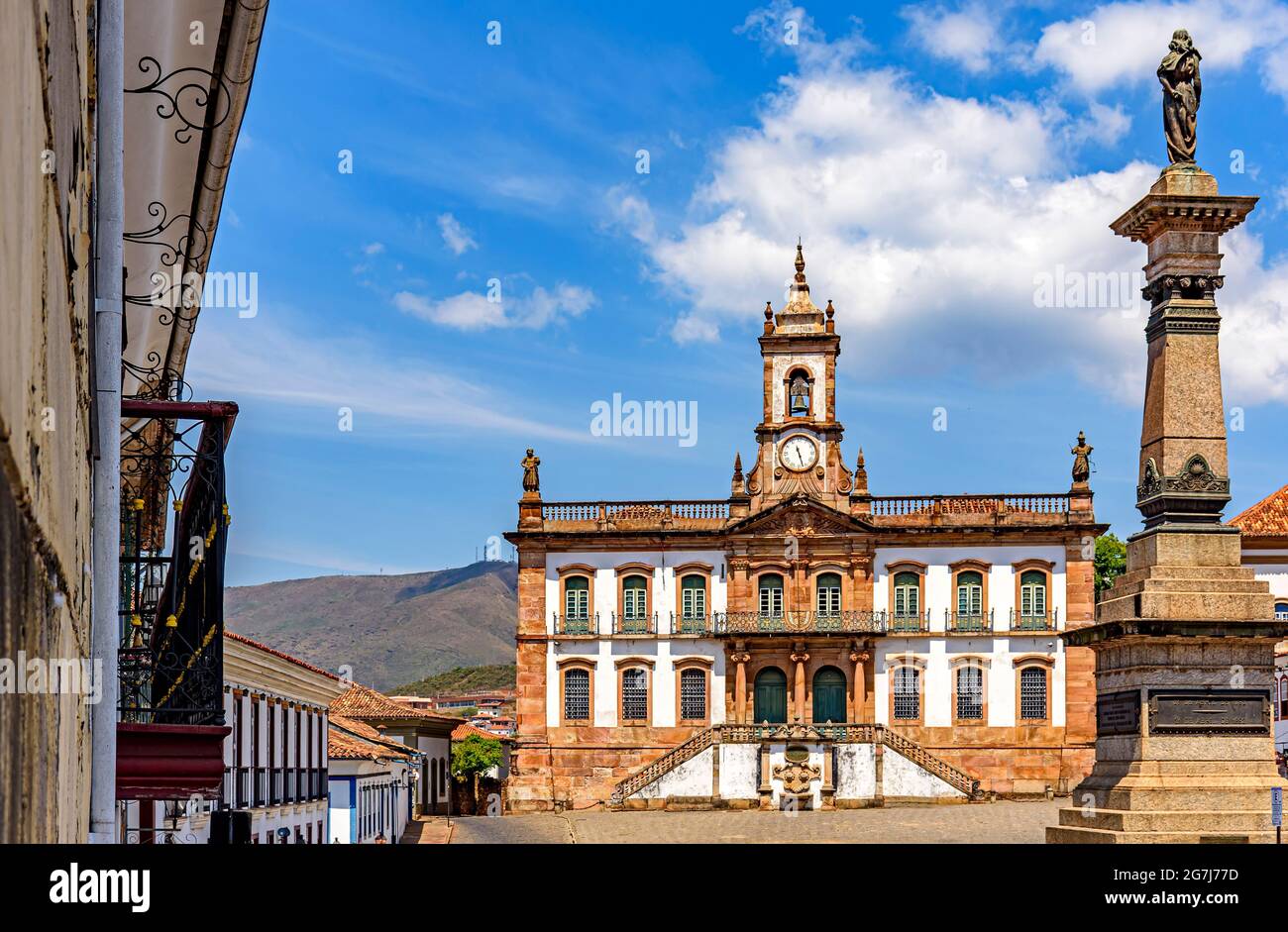 Ancienne place centrale d'Ouro Preto avec ses bâtiments historiques et Monuments d'architecture baroque et coloniale du XVIIIe siècle Banque D'Images