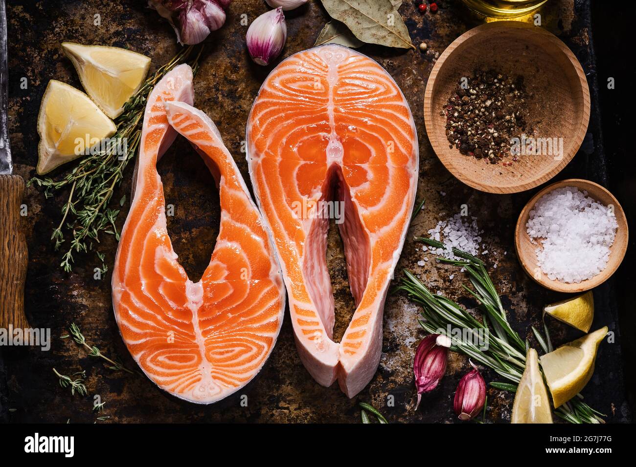 Steaks de saumon. Tranches de saumon frais aux épices, herbes sur plateau métallique, vue de dessus Banque D'Images