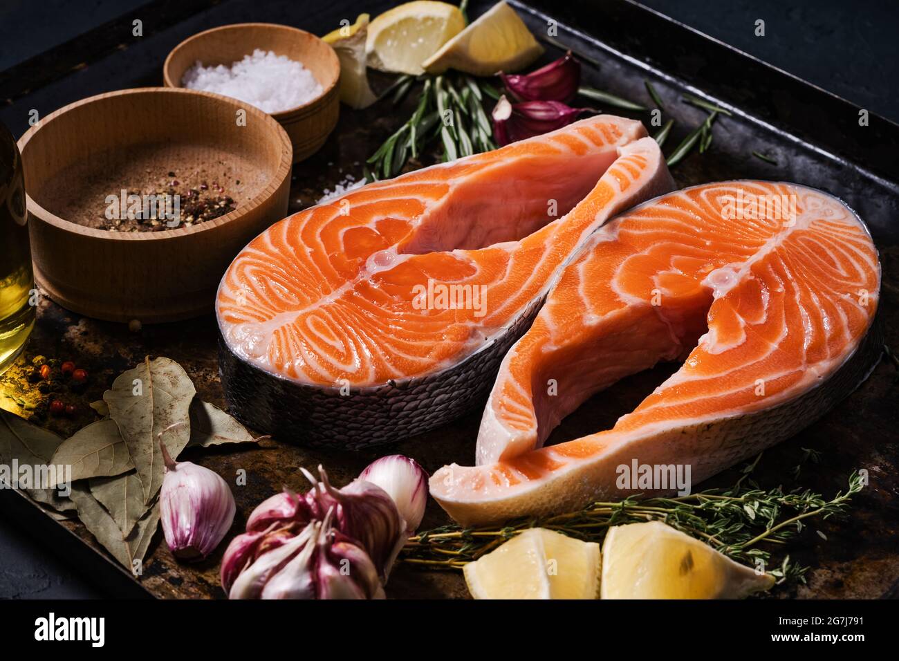 Steaks de saumon. Tranches de saumon frais aux épices, herbes sur plateau métallique, vue de dessus Banque D'Images