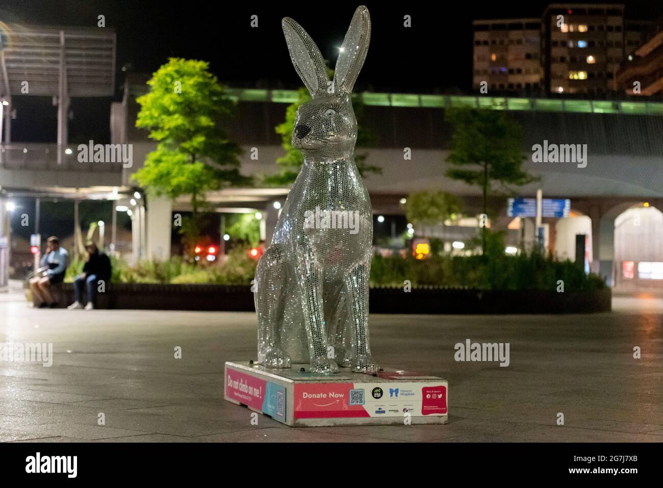 Grande sculpture de lièvre, faisant partie de la piste d'art de la ville de Southend on Sea, Essex, Royaume-Uni. Lièvre recouvert de paillettes devant la gare Victoria la nuit Banque D'Images