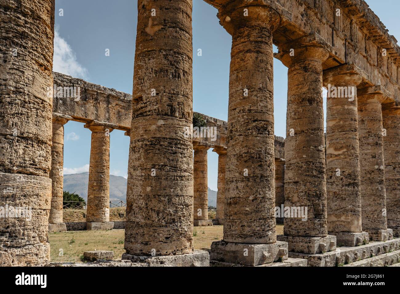 Doric Temple de Segesta,Sicile,Italie.site historique archéologique européen entouré par la campagne verte et calme.concept de vacances d'été. Banque D'Images