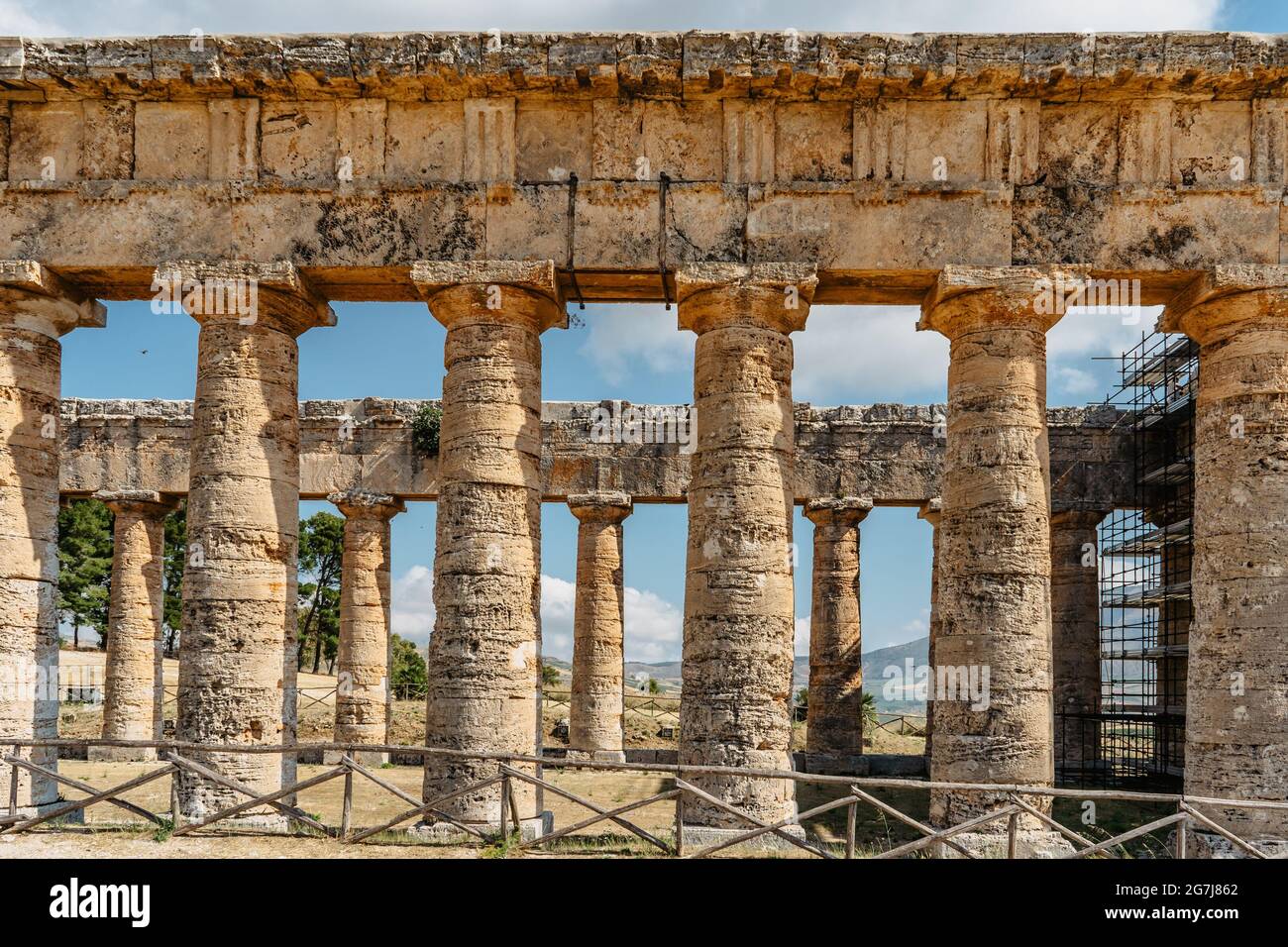 Doric Temple de Segesta,Sicile,Italie.site historique archéologique européen entouré par la campagne verte et calme.concept de vacances d'été. Banque D'Images