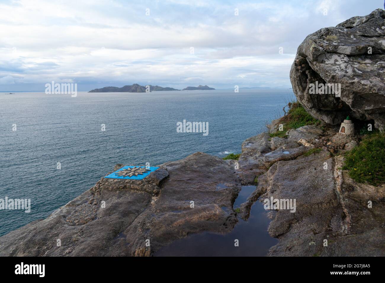 Boussole s'est levé sur une falaise à Nigran, un jour nuageux avec les îles Cies en arrière-plan Banque D'Images