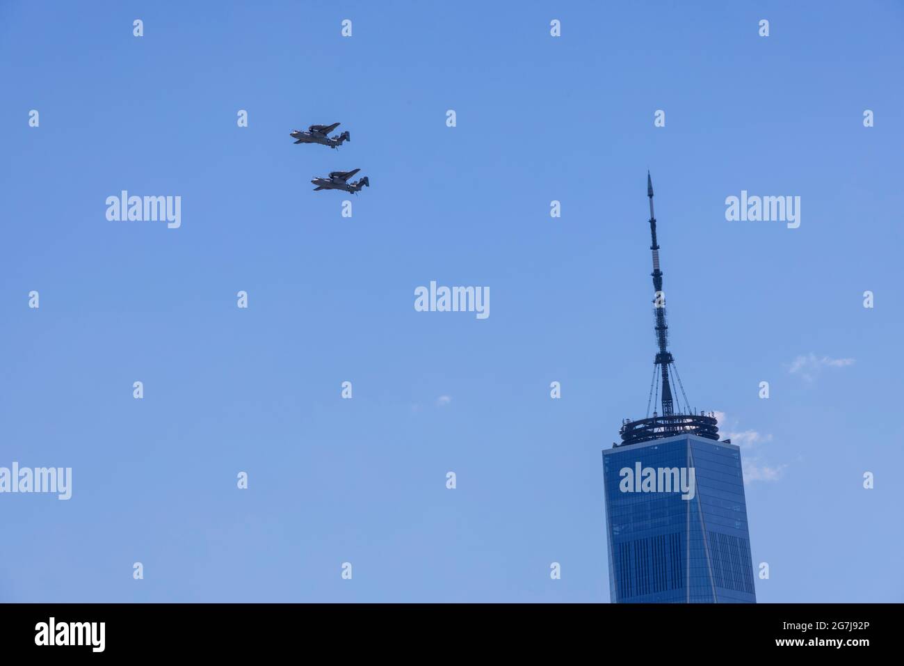 Des avions de patrouille maritime survolent le gratte-ciel de Lower Manhattan à New York, NY, États-Unis, le 14 2021 mai. Banque D'Images