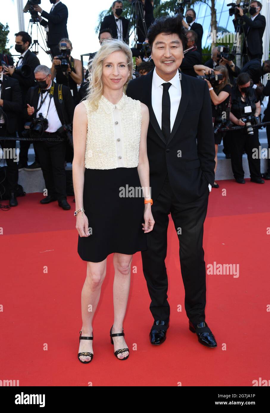 Cannes, France, 14 juillet 2021 Song Kang-ho et Jessica Hausner arrivent à l'histoire de Ma femme première, qui s'est tenue au Palais des Festivals. Partie du 74e Festival de Cannes. Crédit : Doug Peters/EMPICS/Alamy Live News Banque D'Images