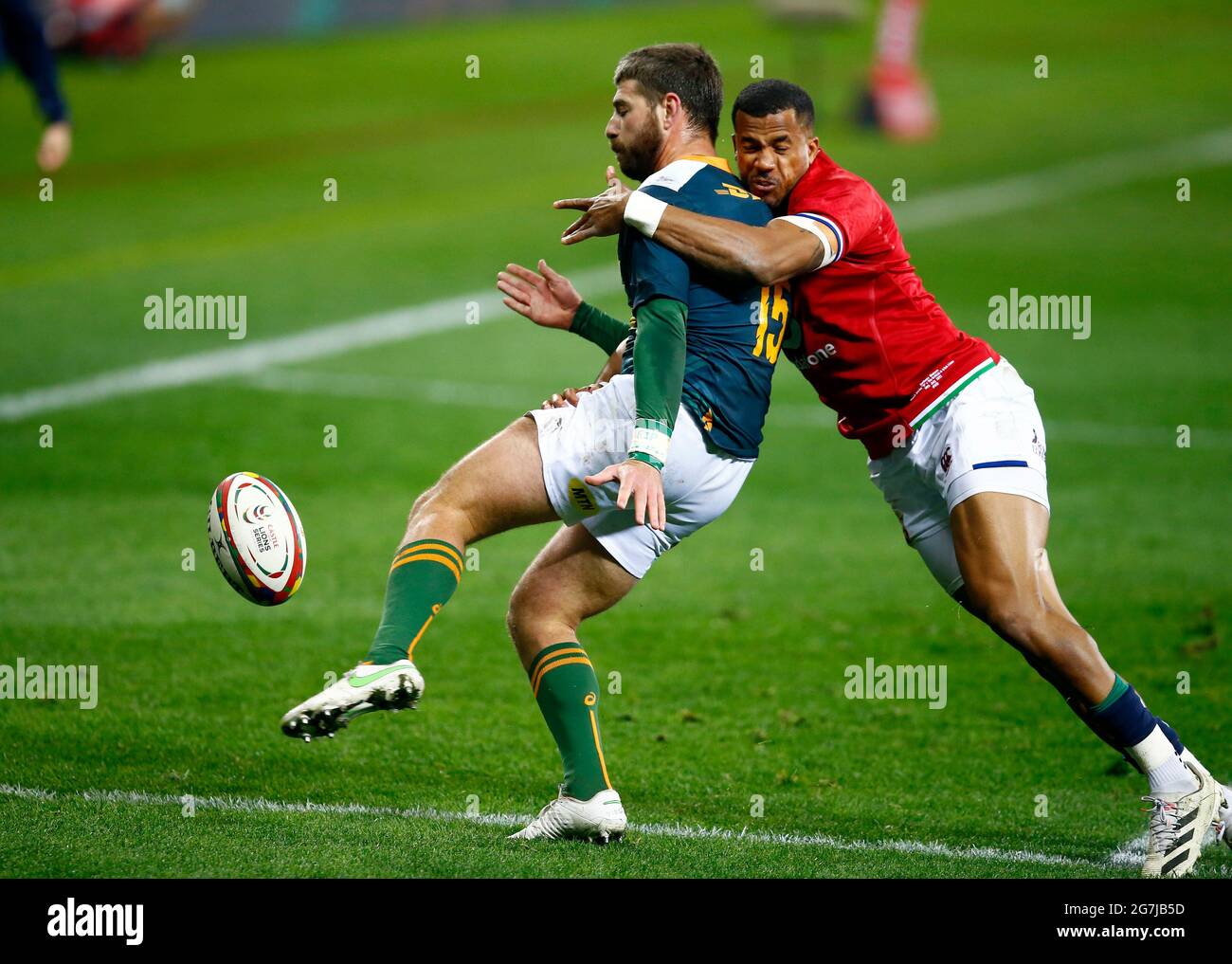 Anthony Watson, des Lions britanniques et irlandais, cherche à s'attaquer à Willie le Roux d'Afrique du Sud A lors du match de la série Lions de Castle Lager au stade du Cap, au Cap. Date de la photo: Mercredi 14 juillet 2021. Banque D'Images