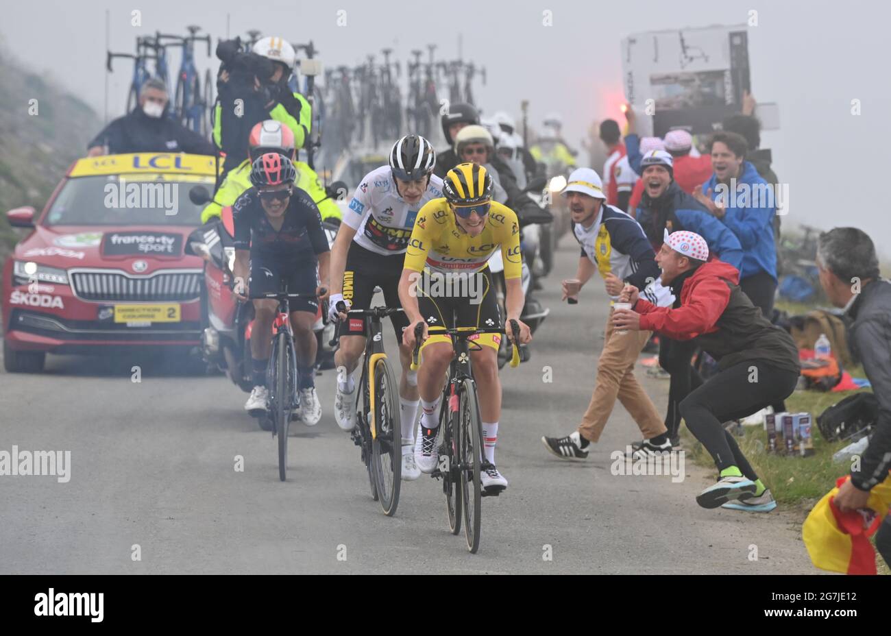 France, 14 juillet 2021. POGACAR Tadej (SLO) de L'ÉQUIPE des Émirats Arabes Unis remporte la scène suivie de VIGEGAARD Jonas (DEN) de JUMBO - VISMA et CARAPAZ Richard (ECU) des GRENADIERS INEOS dans la phase 17 du Tour de France, le mercredi 14 juillet 2021. Le crédit photo devrait se lire: David Stockman/GodingImages Banque D'Images