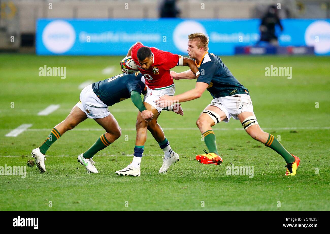 Willie le Roux et Pieter-Steph du toit d'Afrique du Sud S'attaquent à Anthony Watson des Lions britanniques et irlandais lors du match de la série Lions de Castle Lager au stade du Cap, au Cap. Date de la photo: Mercredi 14 juillet 2021. Banque D'Images