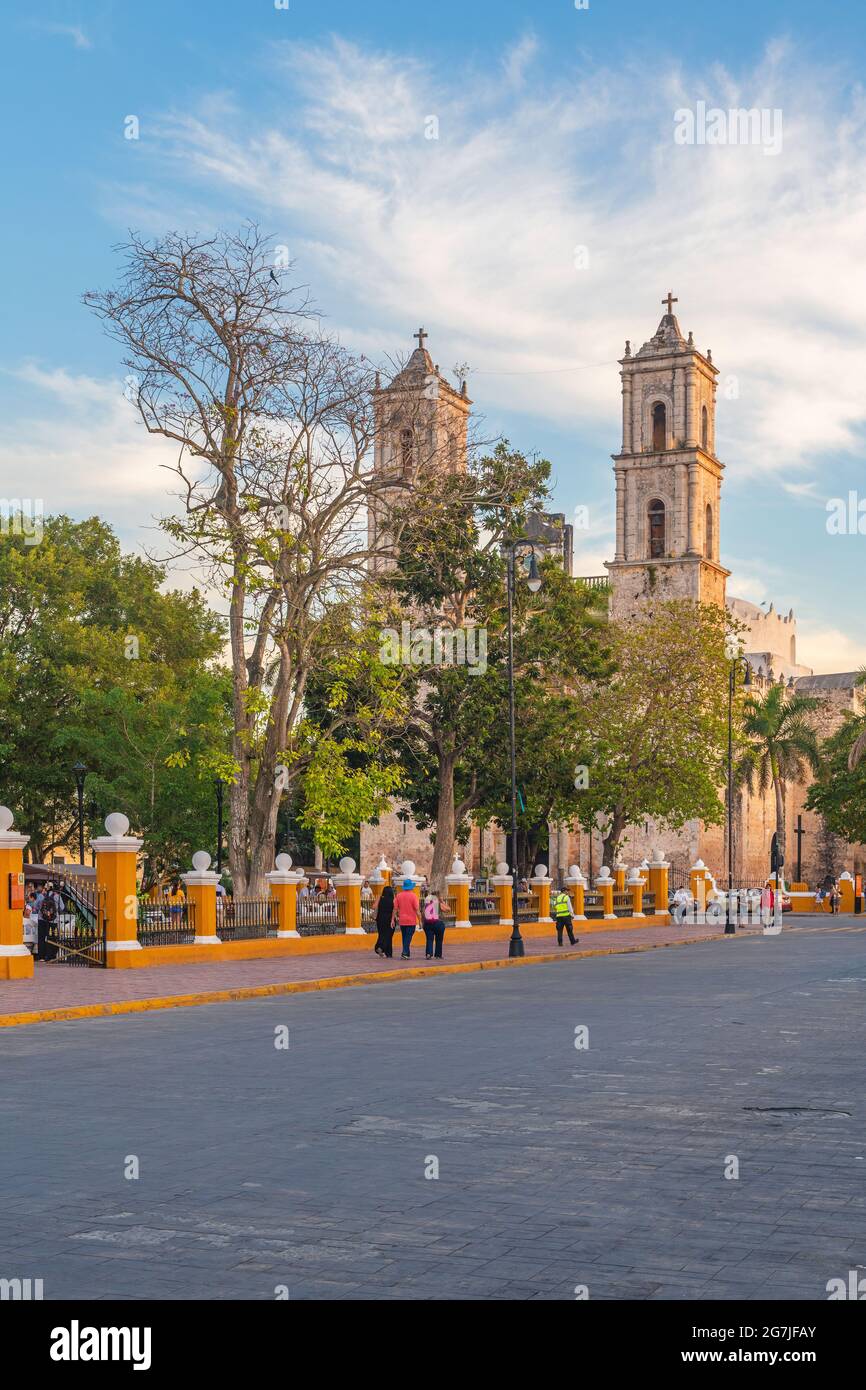 Cathédrale de San Servacio par la place principale de Valladolid avec les touristes marchant, Mexique. Banque D'Images