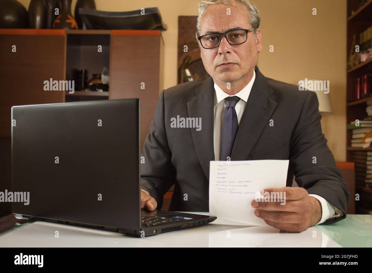 un homme d'affaires se télétravailleur à la maison avec un ordinateur portable en raison de restrictions de covid Banque D'Images