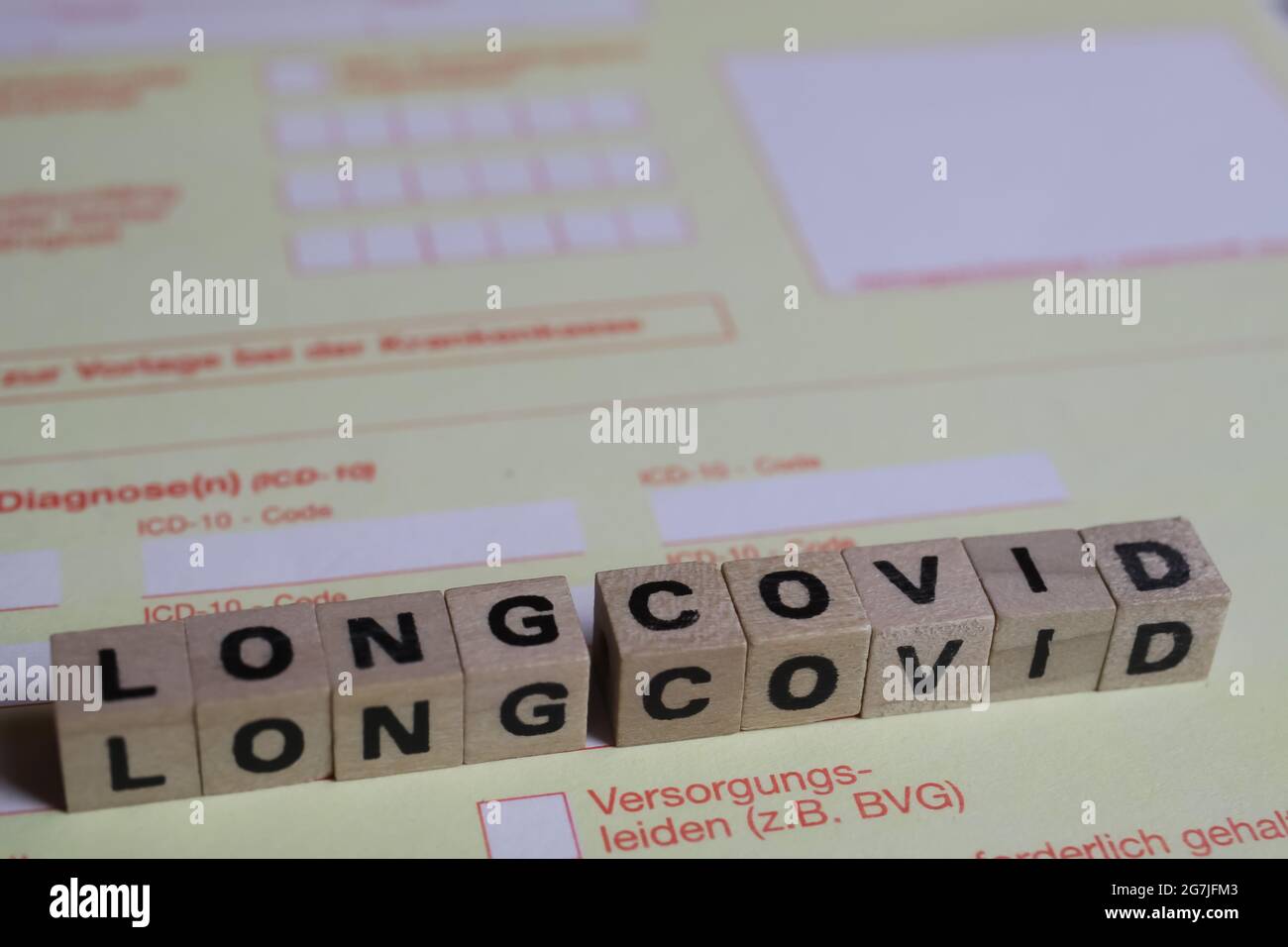 Viersen, Allemagne - 1er juin. 2021: Gros plan du mot long covid sur le certificat d'incapacité de travail Banque D'Images