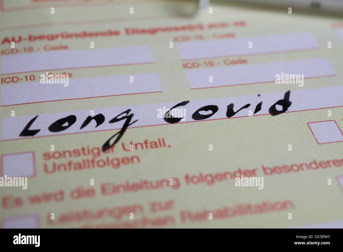 Viersen, Allemagne - 1er juin. 2021: Gros plan du mot long covid sur le certificat d'incapacité de travail Banque D'Images