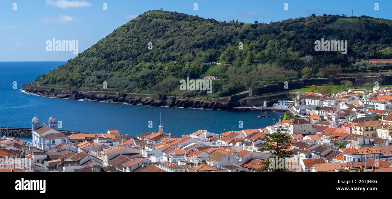 Les toits d'Angra do Heroismo et Monte Brasil monent Banque D'Images