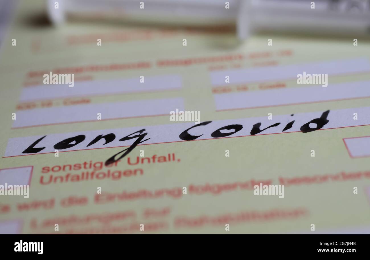 Viersen, Allemagne - 1er juin. 2021: Gros plan du mot long covid sur le certificat d'incapacité de travail Banque D'Images