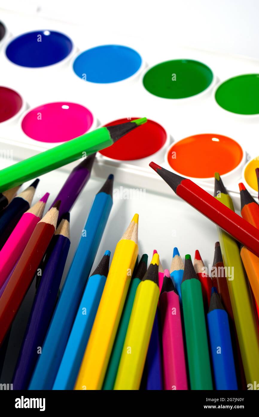 Beaucoup de différents crayons de couleur sur fond blanc.différence peinture multicolore.le concept de compétition. Banque D'Images