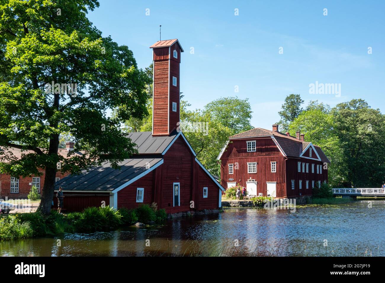 Vieux bâtiments en bois rouge ocre par l'eau à Strömfors ou Ruotsinpyhtää, Finlande Banque D'Images