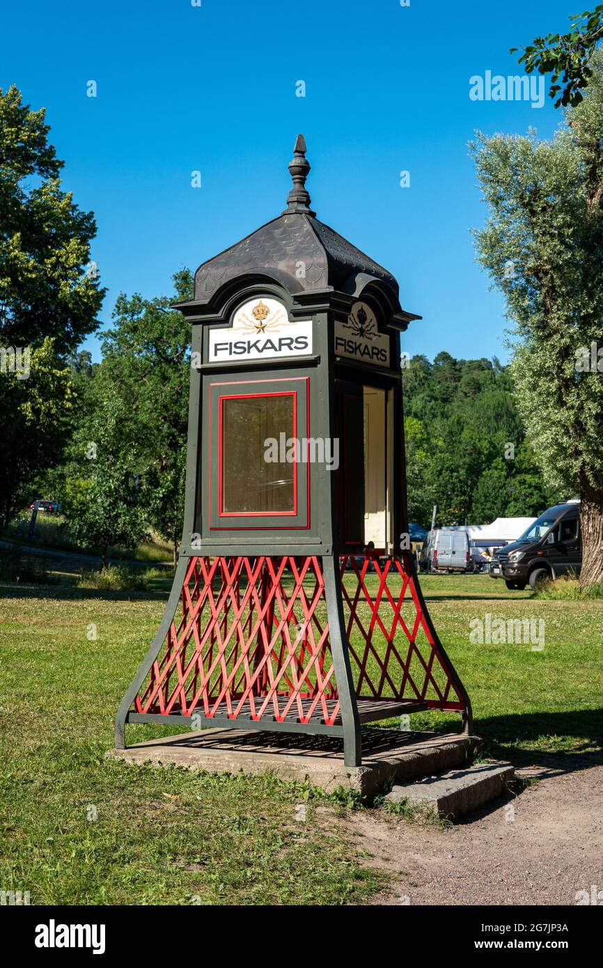 Ancienne cabine téléphonique dans le village de Fiskars, à Raasepori, en Finlande Banque D'Images