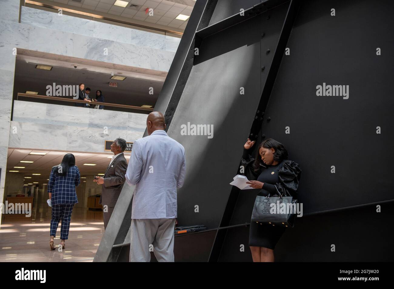 Washington, Vereinigte Staaten. 14 juillet 2021. La représentante d'État du Texas, Jasmine Crockett (District D 100), à droite, parle au téléphone alors qu'elle se joint aux autres membres du Texas House Democratic Caucus lorsqu'ils se réunissent pour discuter de la réunion avec les sénateurs, dans l'atrium du Hart Senate Office Building à Washington, DC, le mercredi 14 juillet 2021. Credit: Rod Lamkey/CNP/dpa/Alay Live News Banque D'Images