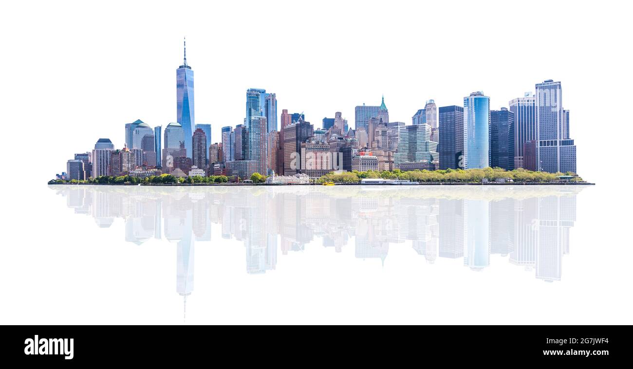 Vue panoramique sur le centre-ville du quartier financier et le Lower Manhattan à New York, USA. Isolé sur fond blanc avec réflexion Banque D'Images